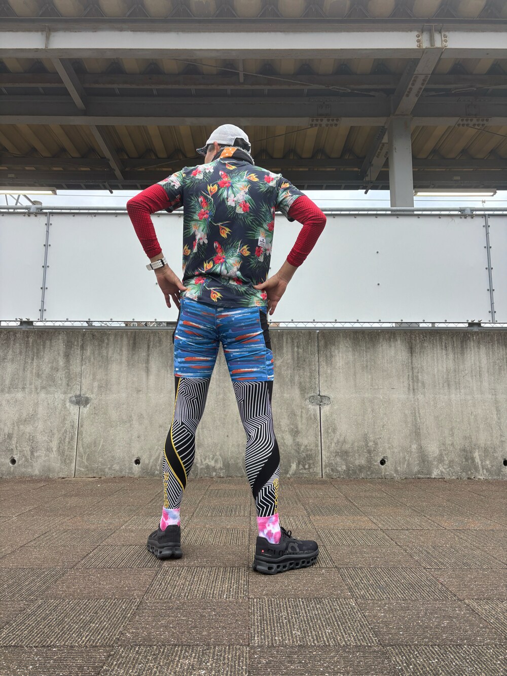 その他のTシャツ/カットソー、ブラック系のスニーカー、ブルー系のレギンス/スパッツを着用したメンズの冬コーディネートの2枚目の写真