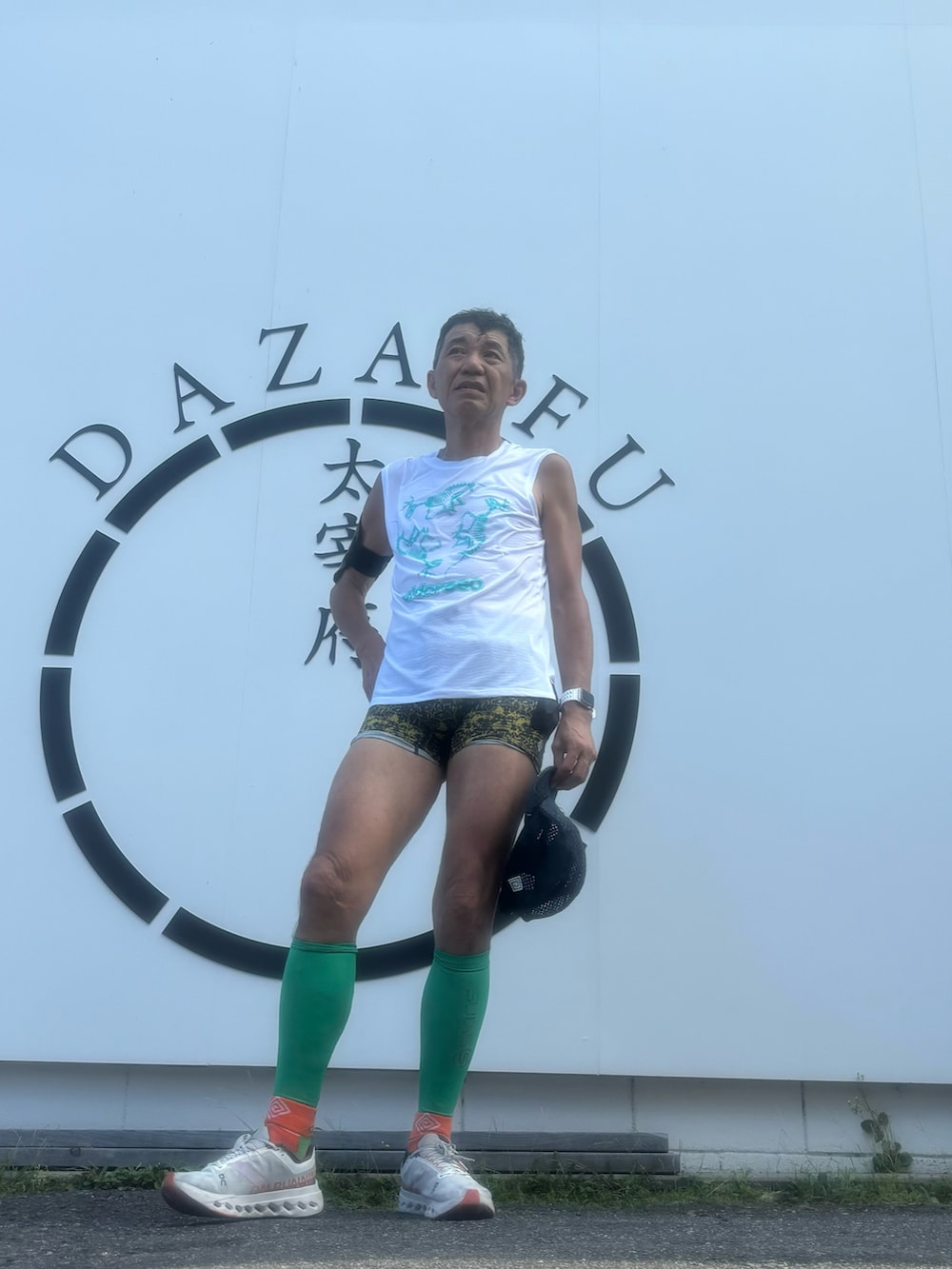 ホワイト系のTシャツ/カットソー、ホワイト系のスニーカー、イエロー系のレギンス/スパッツを着用したメンズの夏コーディネートの4枚目の写真