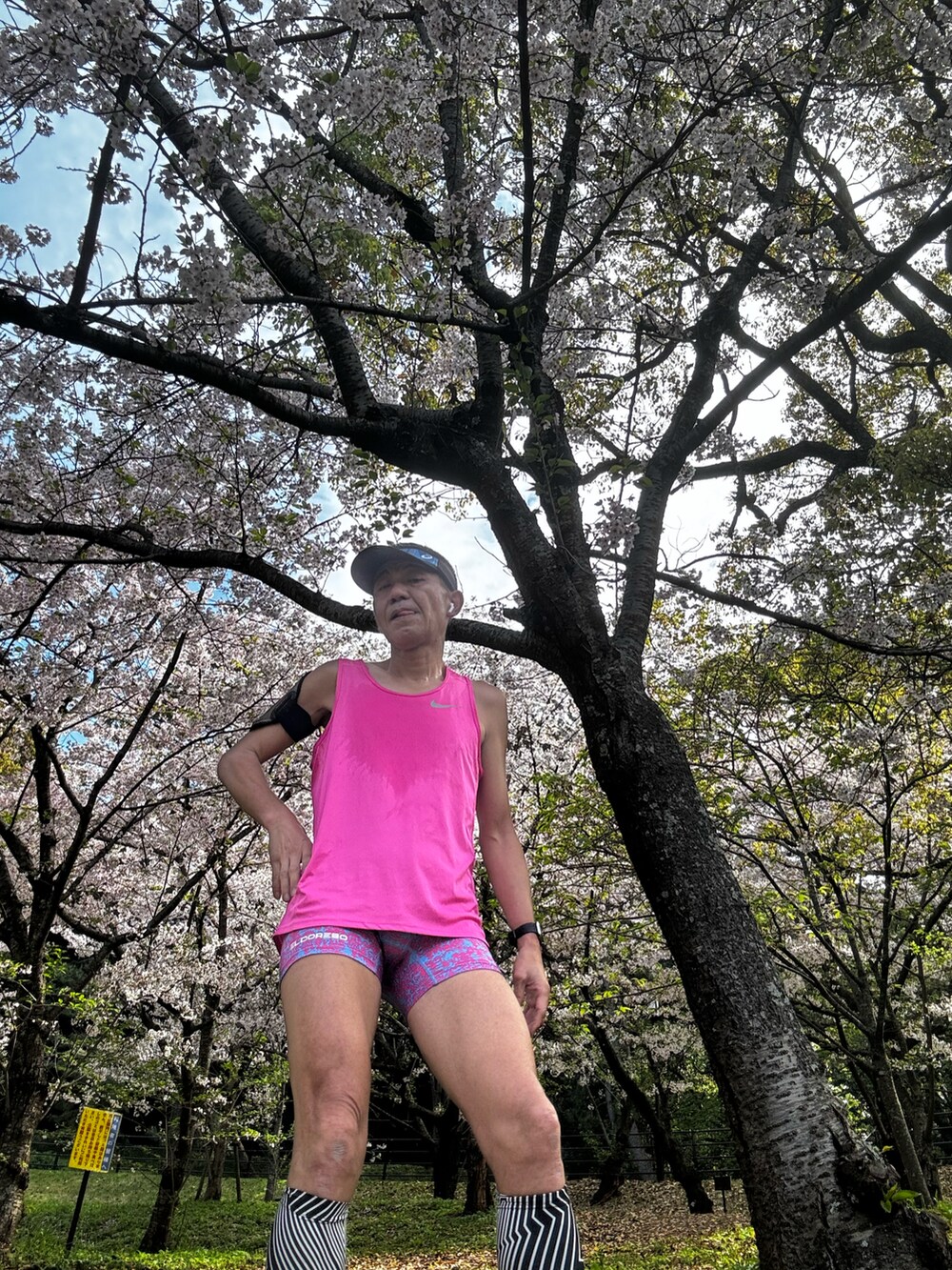 ピンク系のTシャツ/カットソー、レッド系のその他シューズ、ピンク系のタイツ/ストッキングを着用したメンズの春コーディネートの2枚目の写真