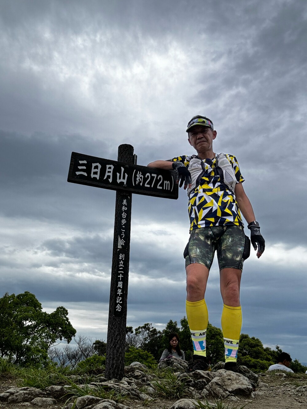 イエロー系のTシャツ/カットソー、シルバー系のレギンス/スパッツ、イエロー系のレッグウォーマーを着用したメンズの春コーディネートの2枚目の写真