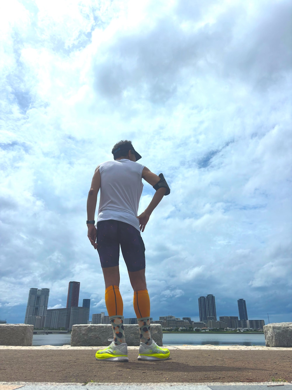 ホワイト系のTシャツ/カットソー、グリーン系のスニーカー、パープル系のレギンス/スパッツを着用したメンズの夏コーディネートの3枚目の写真