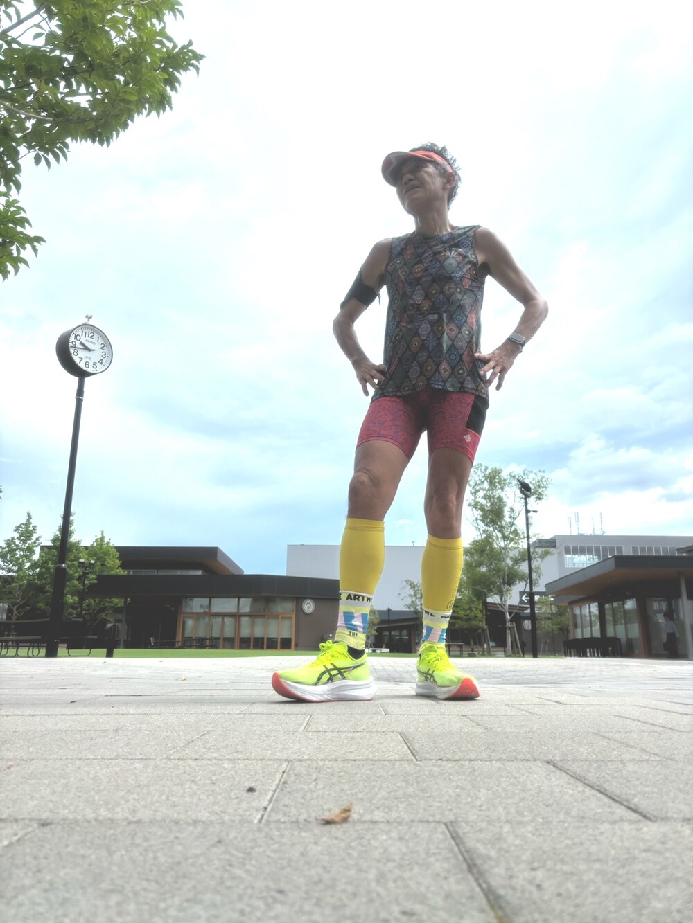 その他のTシャツ/カットソー、イエロー系のスニーカー、レッド系のレギンス/スパッツを着用したメンズの夏コーディネートの2枚目の写真