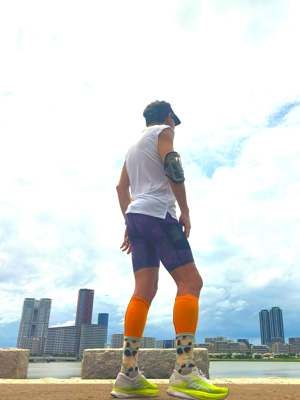 ホワイト系のTシャツ/カットソー、グリーン系のスニーカー、パープル系のレギンス/スパッツを着用したメンズの夏コーディネートの2枚目の写真