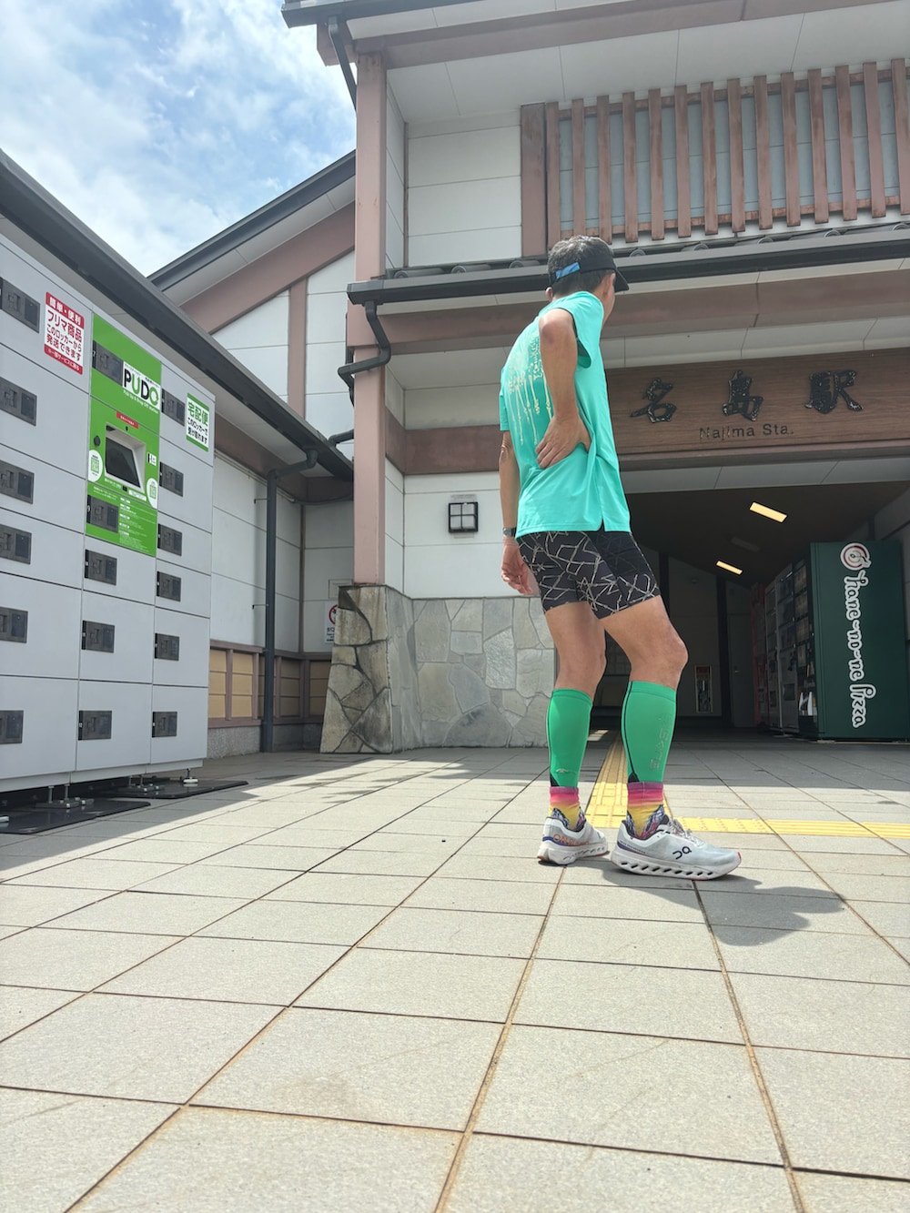 グリーン系のTシャツ/カットソー、ホワイト系のスニーカー、ブラック系のレギンス/スパッツを着用したメンズの春コーディネートの2枚目の写真