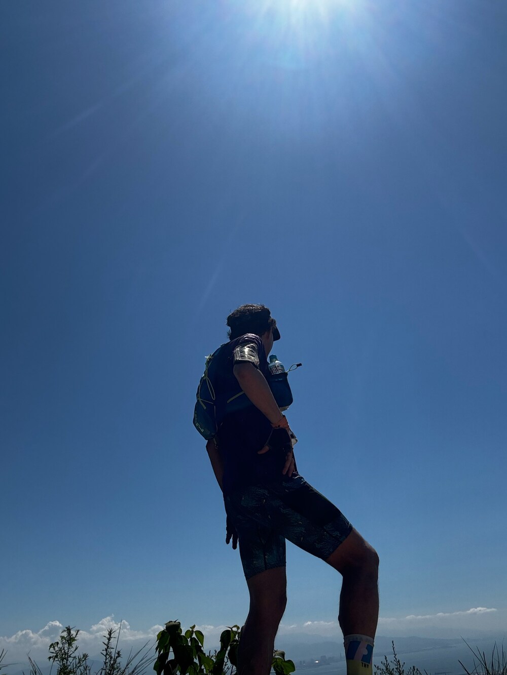 ブルー系のバックパック/リュック、パープル系のTシャツ/カットソー、イエロー系のその他シューズを着用したメンズの夏コーディネートの4枚目の写真