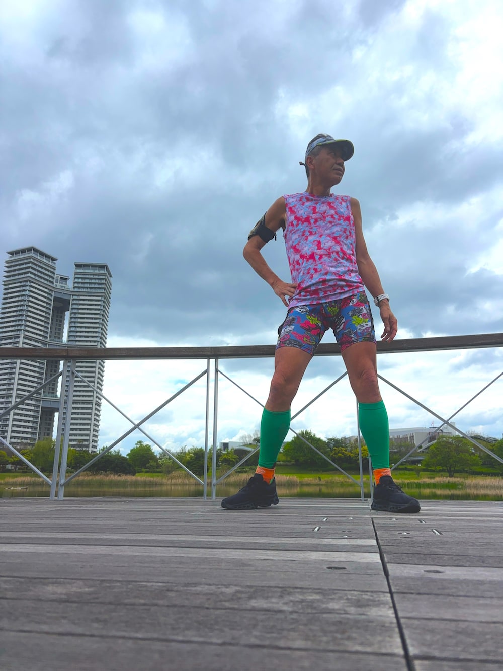ピンク系のTシャツ/カットソー、ブラック系のスニーカー、その他のレギンス/スパッツを着用したメンズの春コーディネートの2枚目の写真