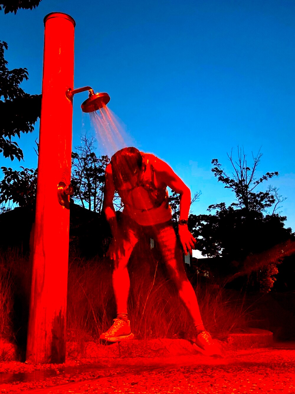 ホワイト系のTシャツ/カットソー、イエロー系のスニーカー、パープル系のタイツ/ストッキングを着用したメンズの夏コーディネートの4枚目の写真