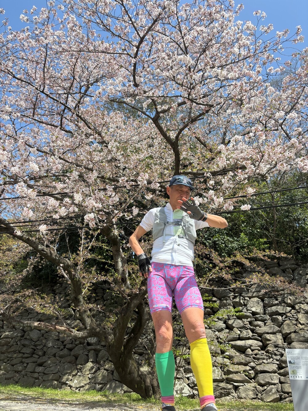 ホワイト系のTシャツ/カットソー、ブラック系のその他シューズ、ピンク系のレギンス/スパッツを着用したメンズの春コーディネートの4枚目の写真