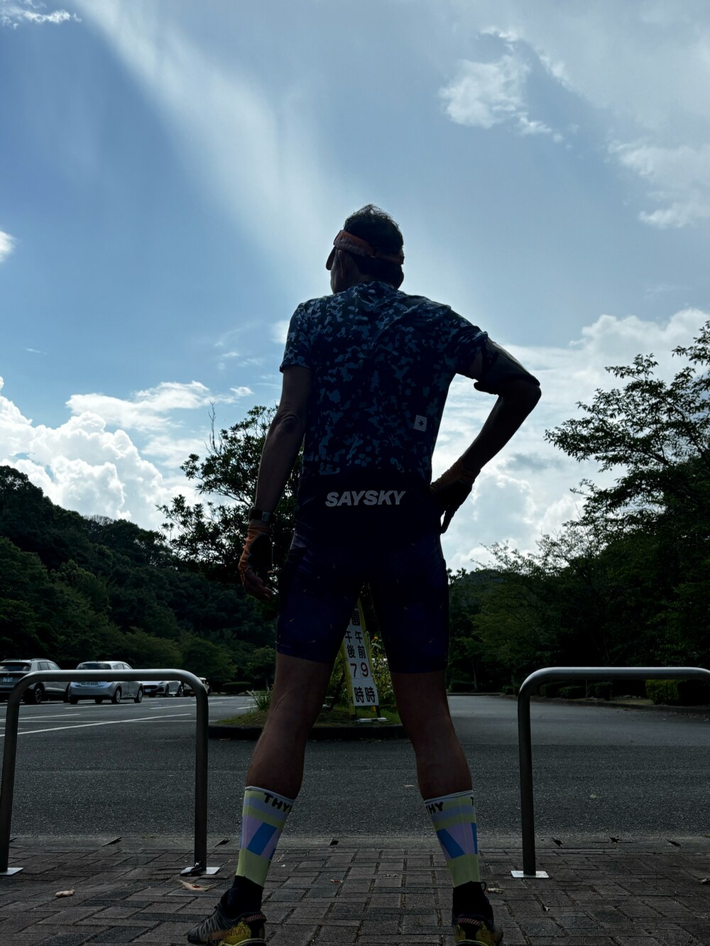 ブルー系のトップス、ブルー系のバックパック/リュック、パープル系のレギンス/スパッツを着用したメンズの夏コーディネートの5枚目の写真