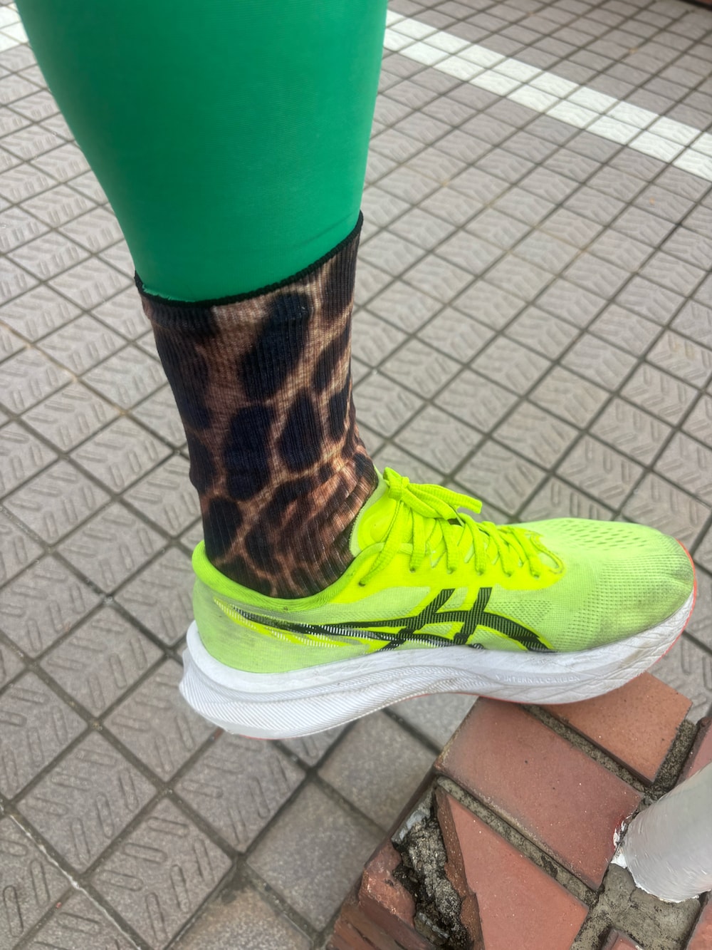 ブルー系のTシャツ/カットソー、ブラウン系のソックス/靴下、レッド系のレギンス/スパッツを着用したメンズの秋コーディネートの3枚目の写真