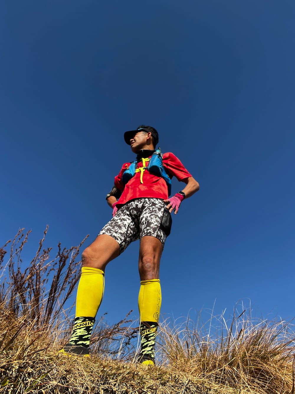 レッド系のTシャツ/カットソー、ブルー系のバックパック/リュック、イエロー系のその他シューズを着用したメンズの冬コーディネートの5枚目の写真