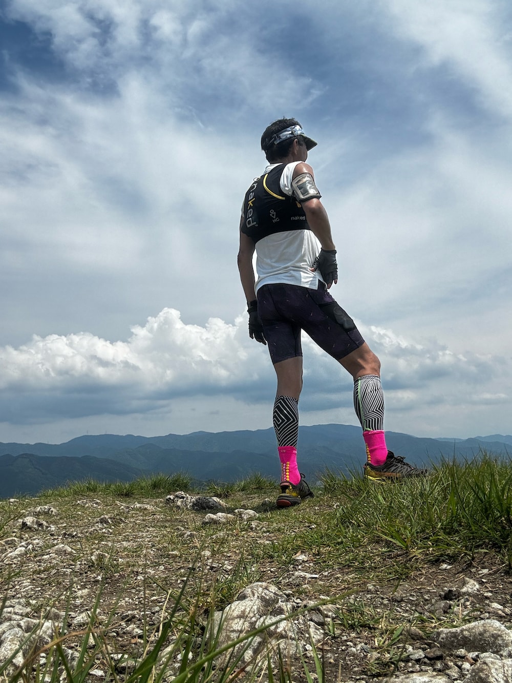 ホワイト系のTシャツ/カットソー、ブラック系のシューズ、パープル系のレギンス/スパッツを着用したメンズの夏コーディネートの3枚目の写真