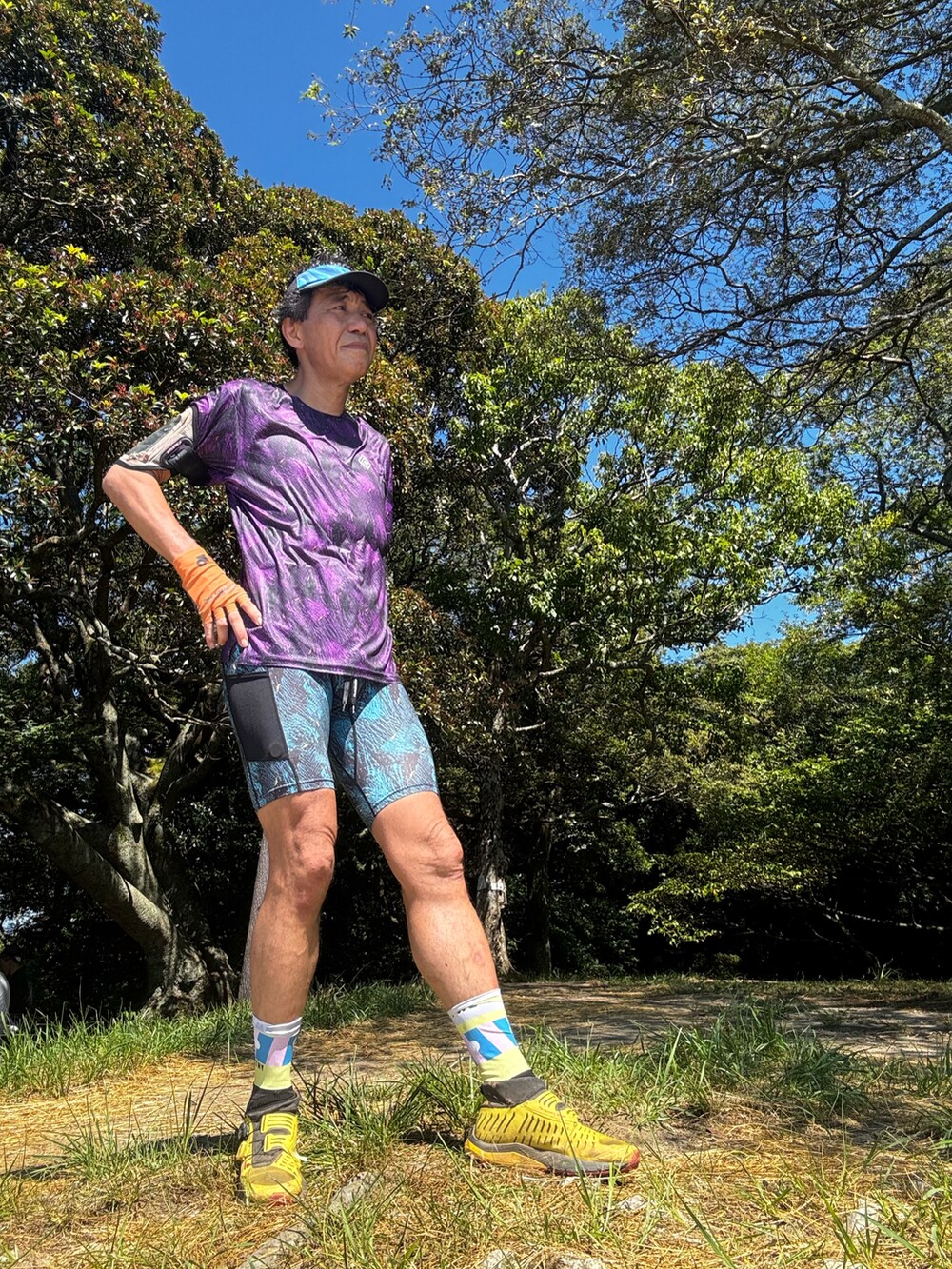 ブルー系のバックパック/リュック、パープル系のTシャツ/カットソー、イエロー系のその他シューズを着用したメンズの夏コーディネートの3枚目の写真