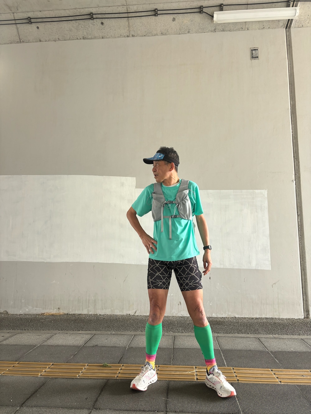 グリーン系のTシャツ/カットソー、ホワイト系のスニーカー、ブラック系のレギンス/スパッツを着用したメンズの春コーディネートの3枚目の写真