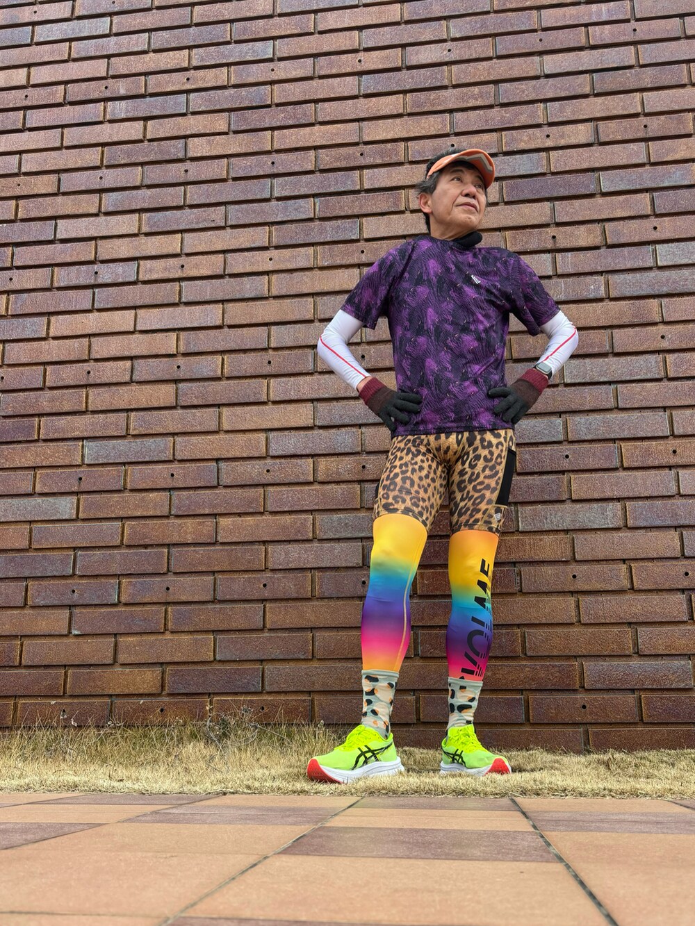 パープル系のTシャツ/カットソー、グリーン系のスニーカー、ブラウン系のレギンス/スパッツを着用したメンズの冬コーディネートの2枚目の写真