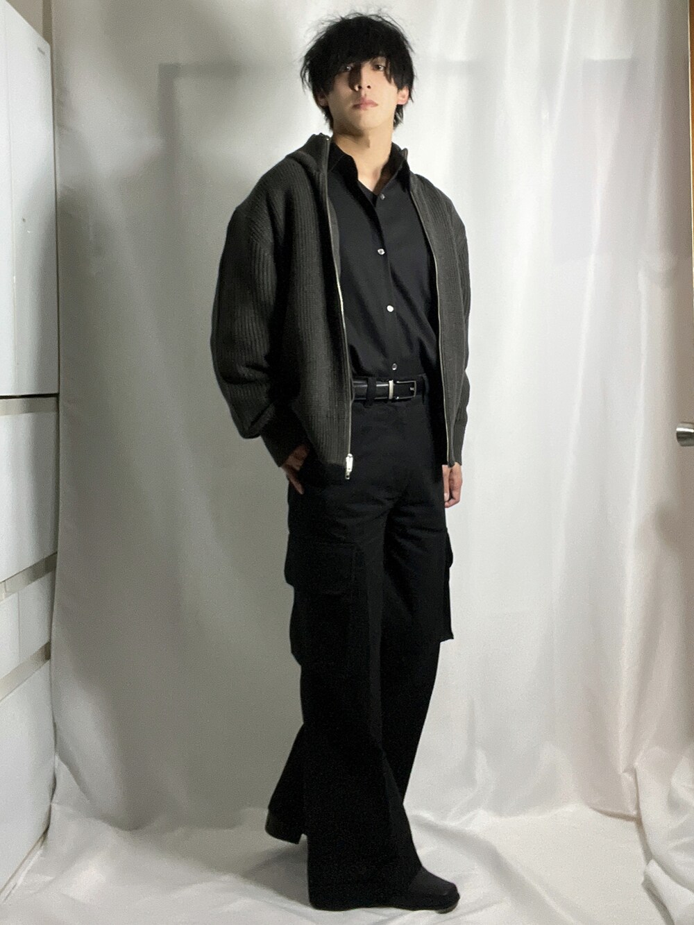 ブラック系のカーゴパンツ、グレー系のニット/セーター、ブラック系のシャツ/ブラウスを着用したメンズの秋コーディネートの2枚目の写真