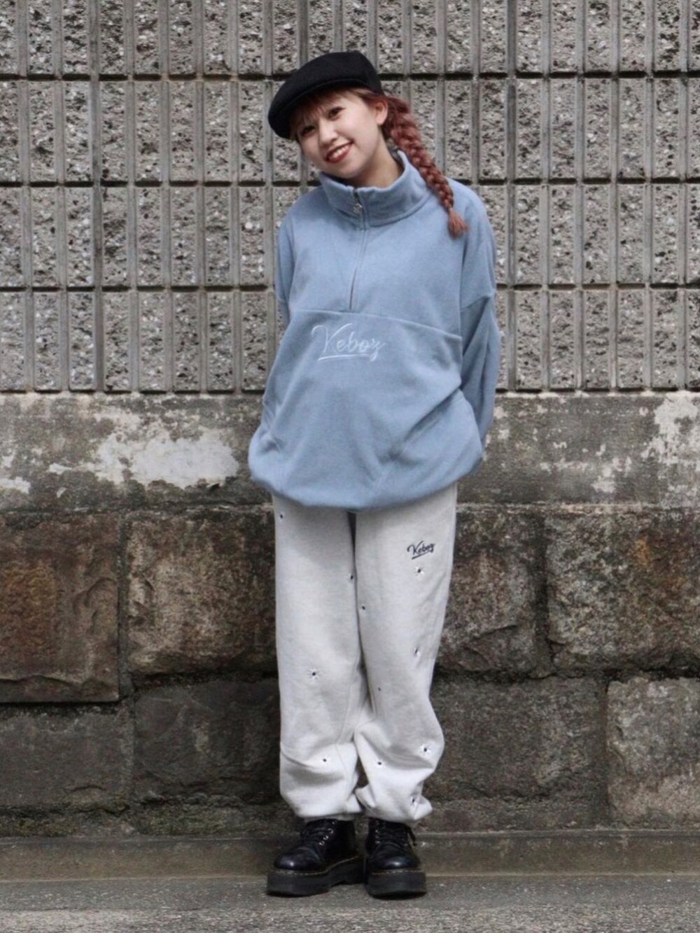 ブルー系のブルゾン、グレー系のスウェットパンツ、ブラック系のブーツを着用したレディースの秋コーディネートの2枚目の写真