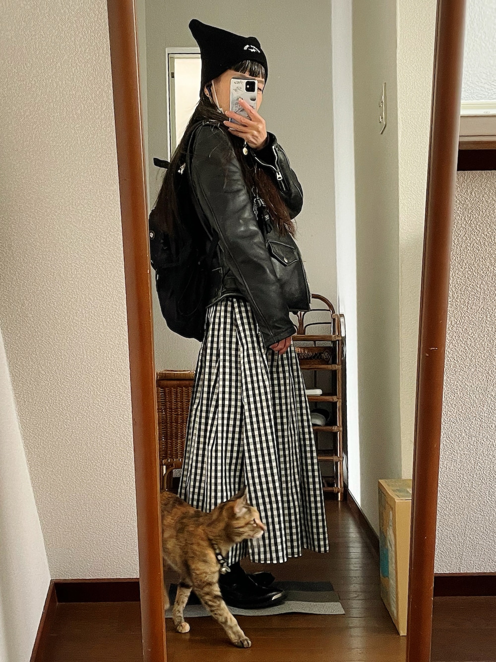 その他のスカート、ブラック系のライダースジャケット、ブラック系のブーツを着用したレディースの冬コーディネートの2枚目の写真