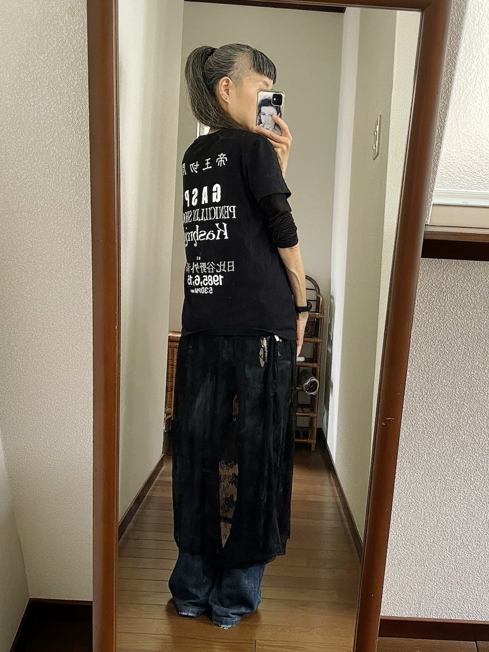 「レイヤードスタイル、ロゴT」｜「バンドTシャツのアイテム（Tシャツ/カットソー、ブラック系）」を使った、maiさん（レディース・146cm）の夏コーディネートの2枚目の写真
