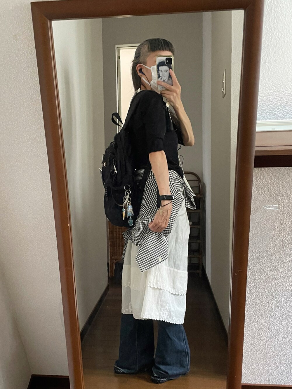 ホワイト系のスカート、ブラック系のシャツ/ブラウス、ブラック系のニット/セーターを着用したレディースの夏コーディネートの2枚目の写真