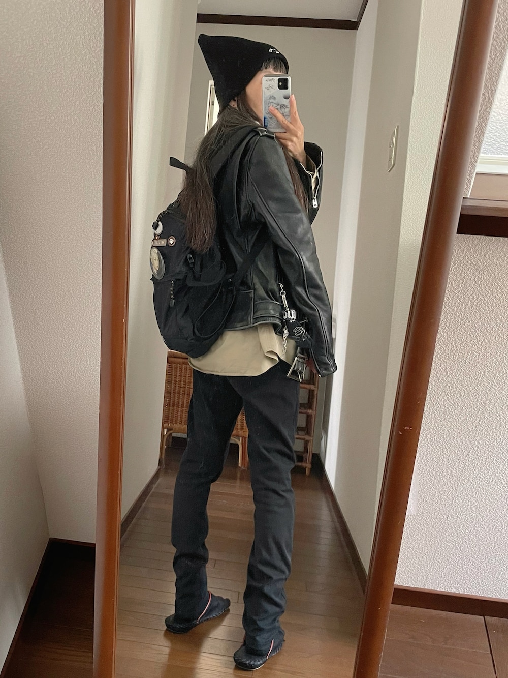 ベージュ系のシャツ/ブラウス、ブラック系のパンツ、ブラック系のライダースジャケットを着用したレディースの秋コーディネートの2枚目の写真