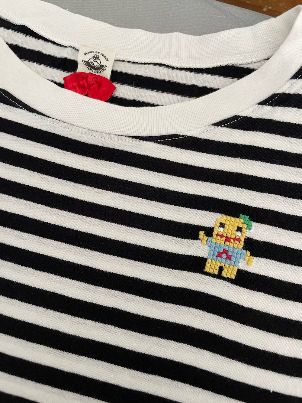 その他のTシャツ/カットソー、ブラック系のスカート、ブラック系のライダースジャケットを着用したレディースの春コーディネートの2枚目の写真