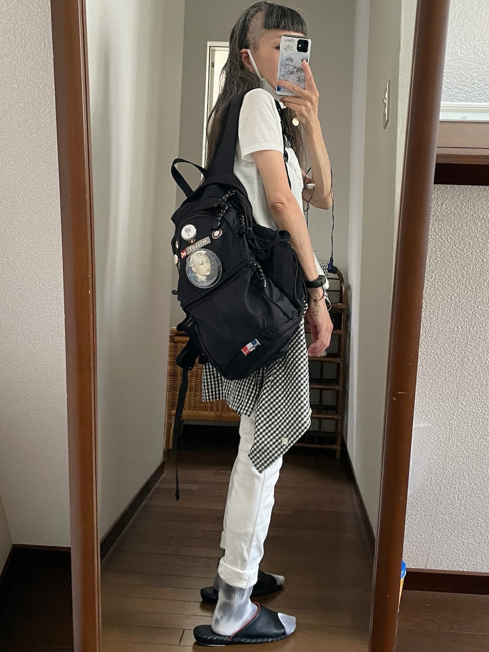 ホワイト系のその他パンツ、ブラック系のシャツ/ブラウス、ホワイト系のTシャツ/カットソーを着用したレディースの秋コーディネートの2枚目の写真