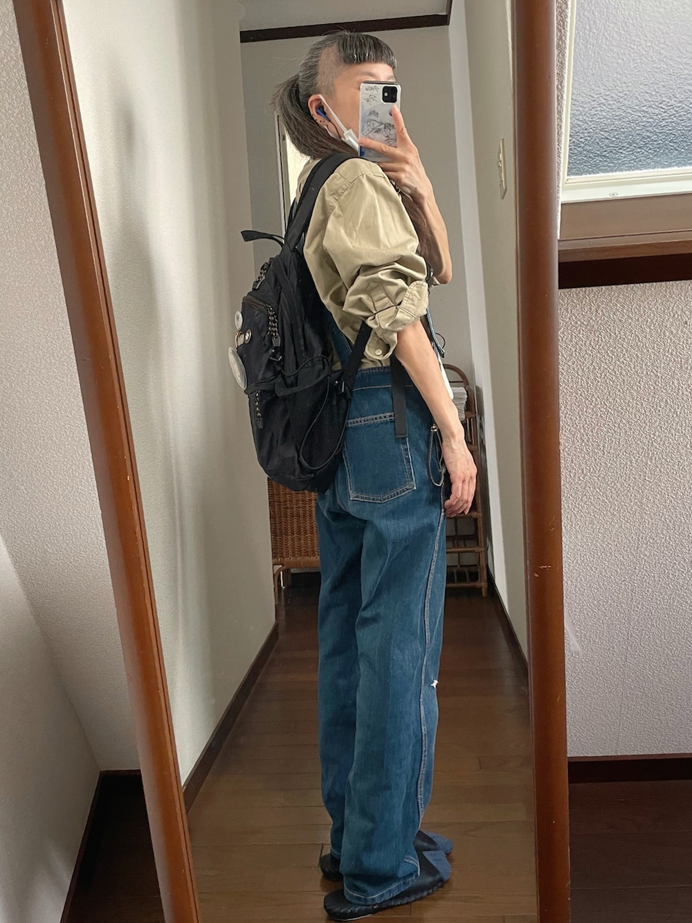 ベージュ系のシャツ/ブラウス、ブルー系のサロペット/オーバーオールを着用したレディースの秋コーディネートの2枚目の写真