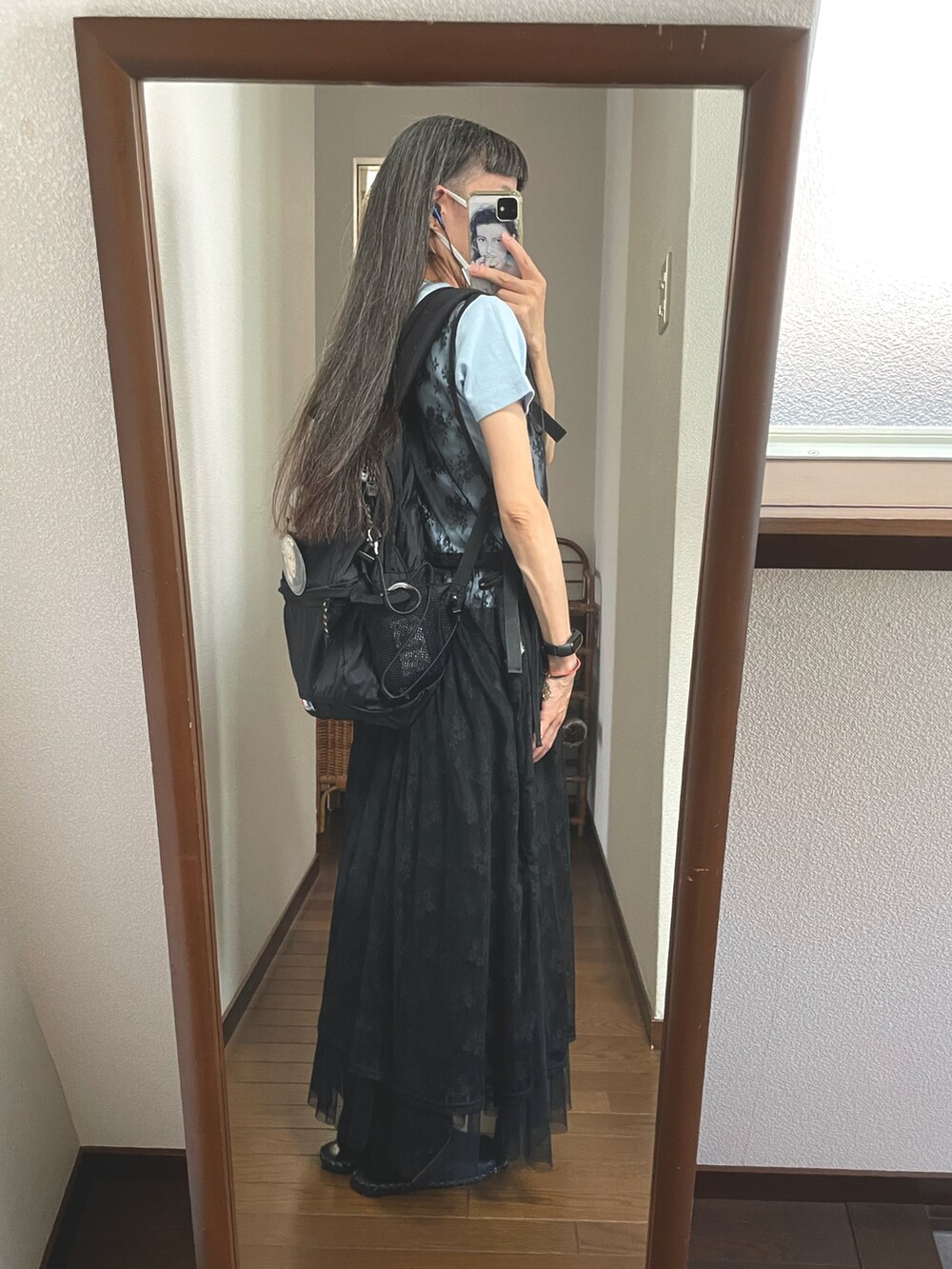 ブラック系のスカート、ブラック系のワンピース、ブラック系のバックパック/リュックを着用したレディースの夏コーディネートの2枚目の写真