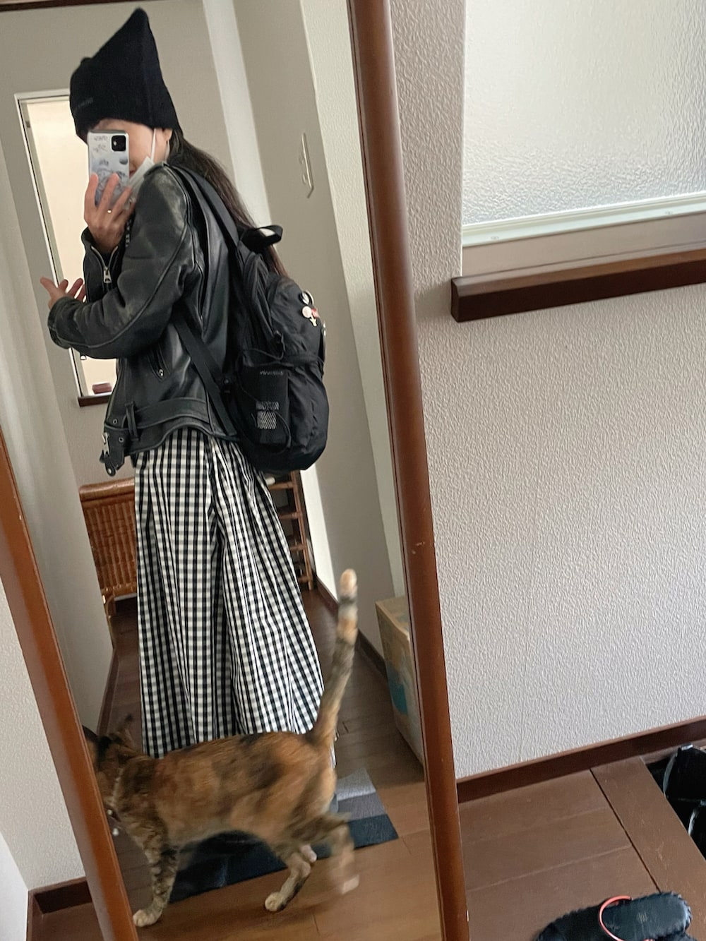 その他のスカート、ブラック系のブーツ、ブラック系のライダースジャケットを着用したレディースの秋コーディネートの2枚目の写真