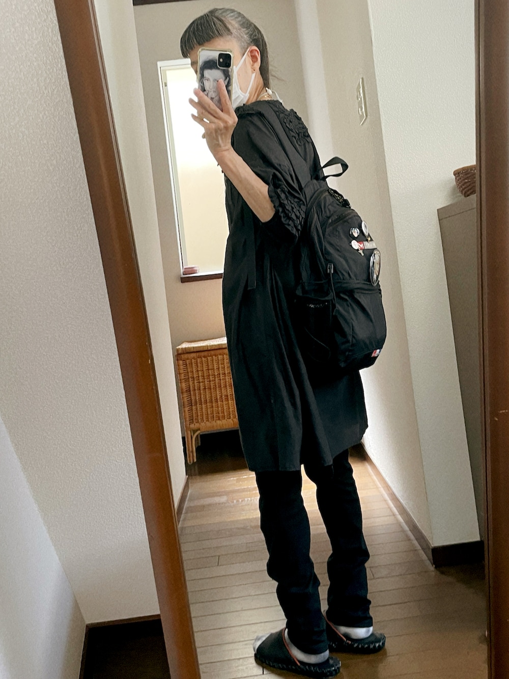 ブラック系のチュニック、ブラック系のパンツ、ブラック系のバックパック/リュックを着用したレディースの夏コーディネートの2枚目の写真