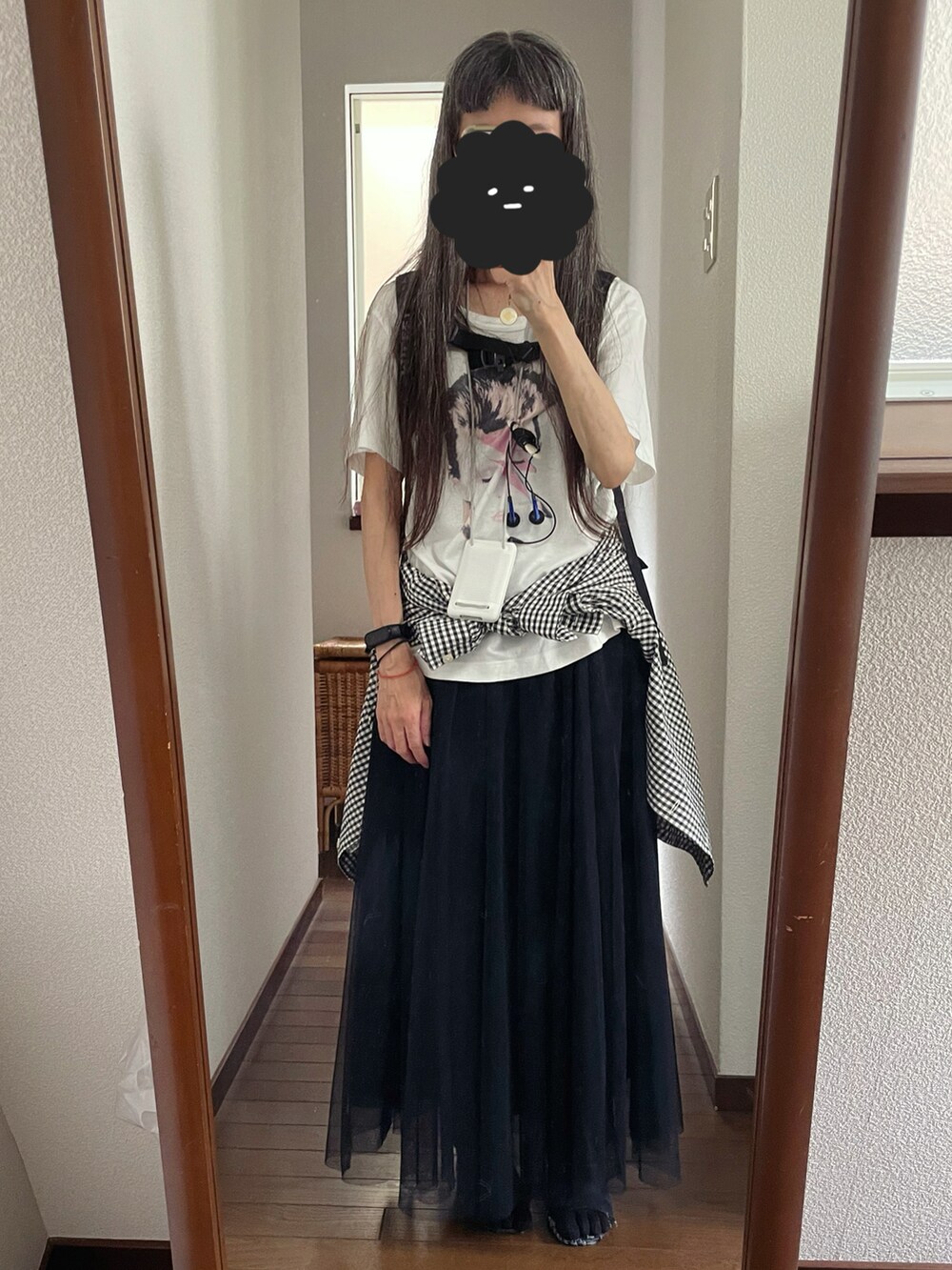 ブラック系のスカート、ホワイト系のTシャツ/カットソー、ブラック系のシャツ/ブラウスを着用したレディースの夏コーディネートの2枚目の写真