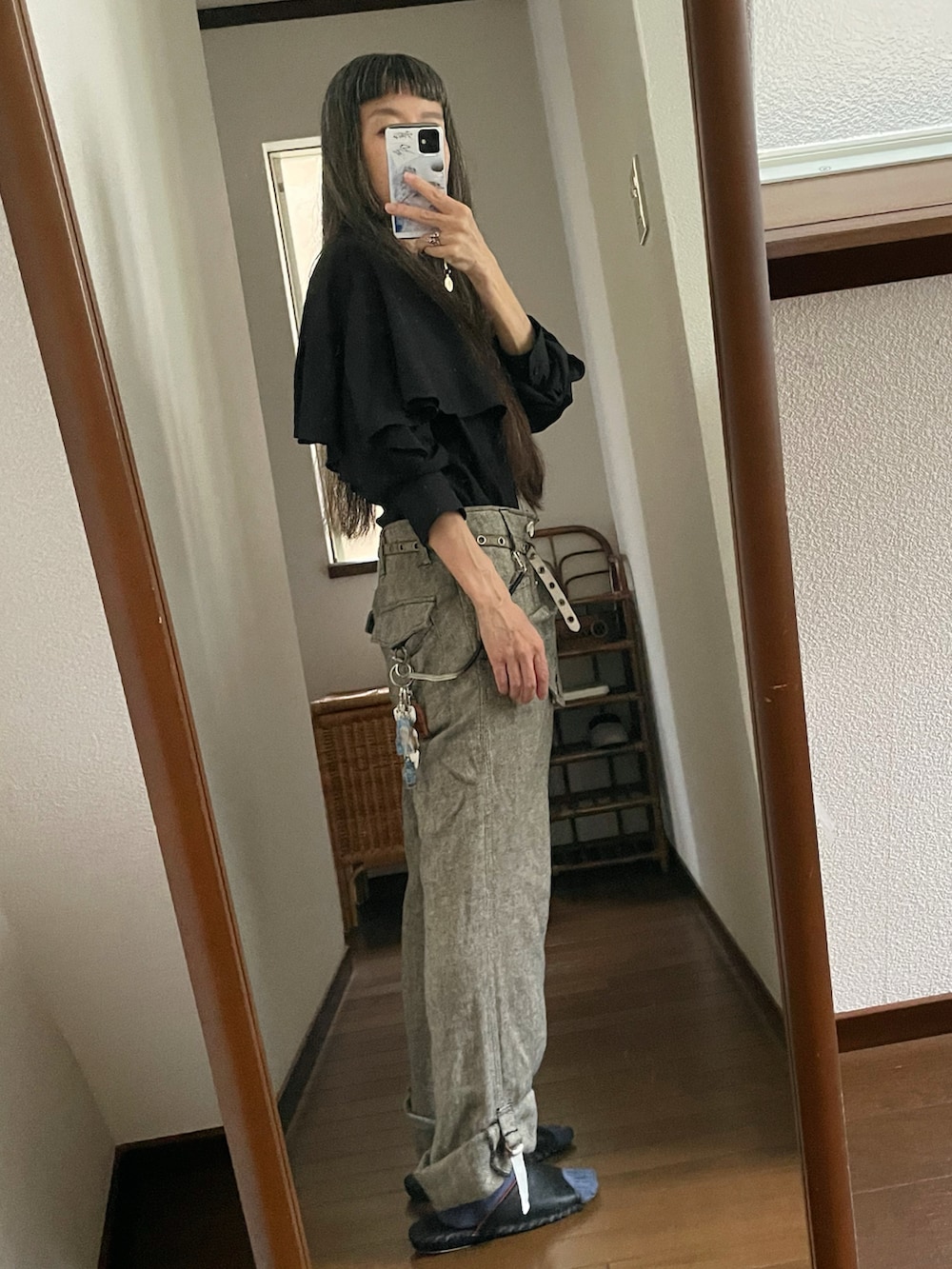 ブラック系のシャツ/ブラウス、ベージュ系のその他パンツ、ブルー系のソックス/靴下を着用したレディースの秋コーディネートの2枚目の写真