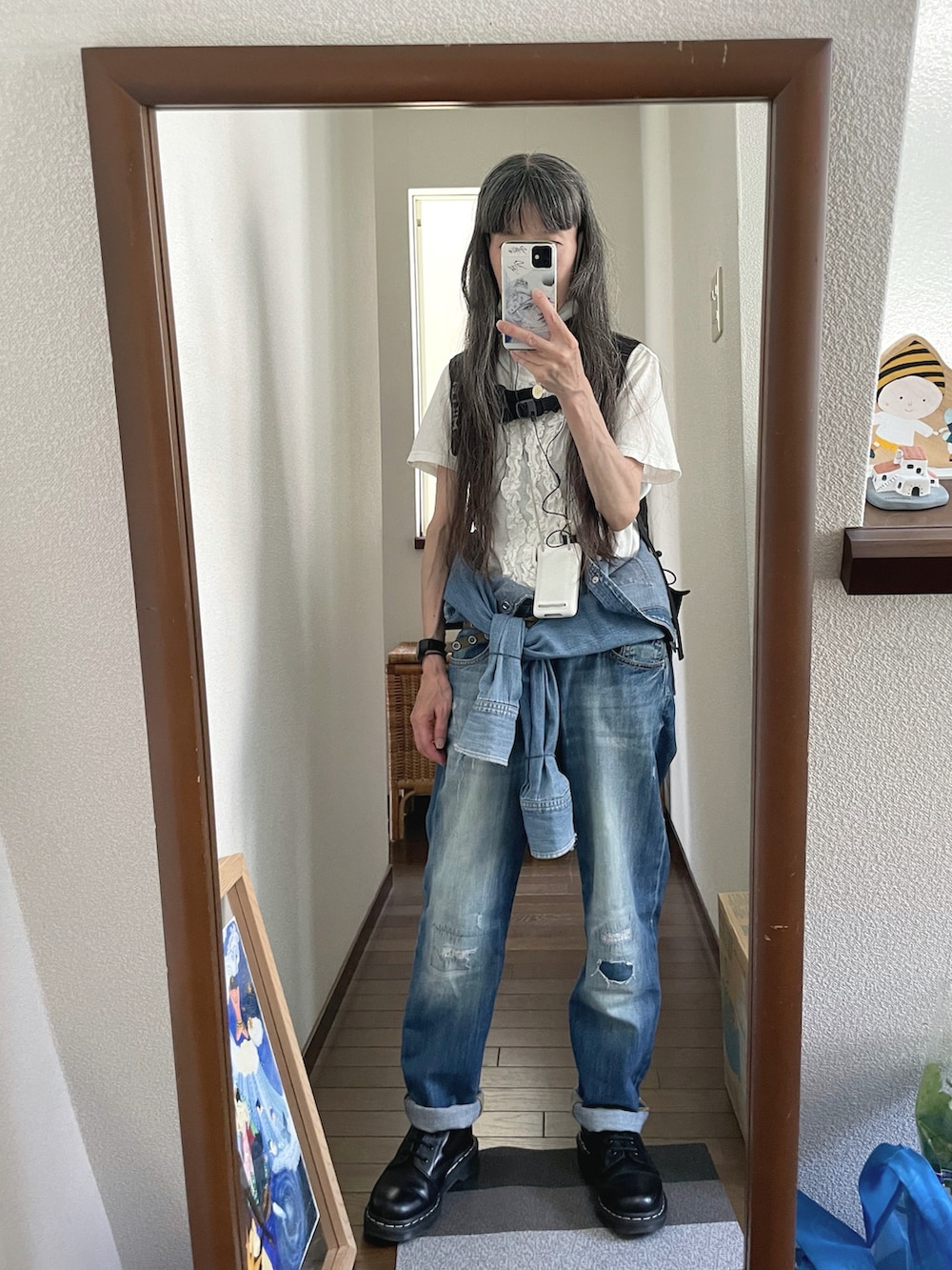 ブルー系のデニムパンツ、ブラック系のブーツ、ブルー系のシャツ/ブラウスを着用したレディースの夏コーディネートの2枚目の写真
