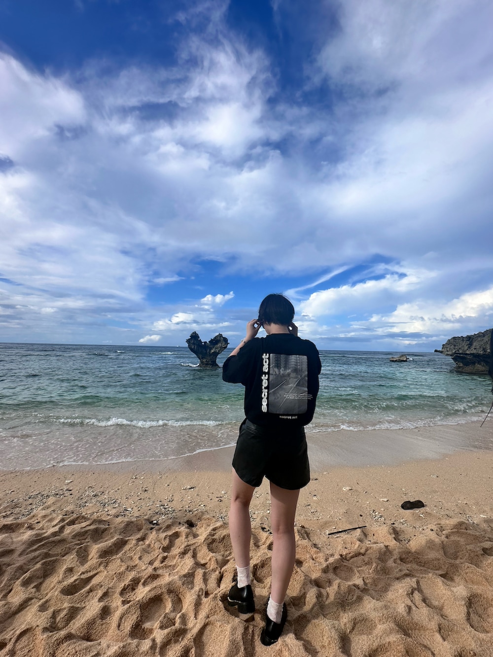 ブラック系のTシャツ/カットソー、ブラック系のその他パンツを着用したレディースの秋コーディネートの2枚目の写真