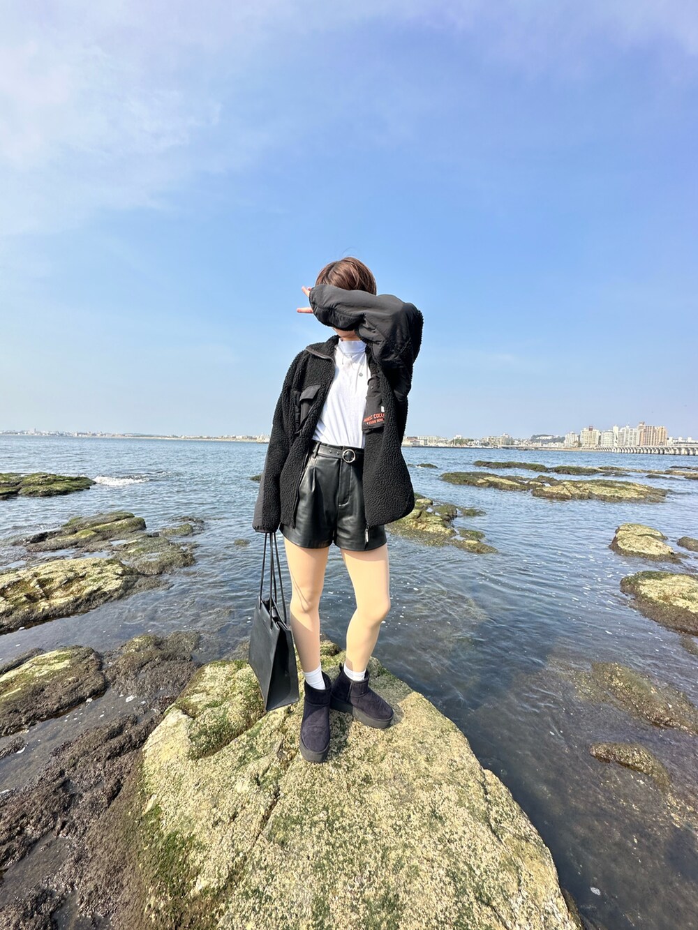 ブラック系のブーツ、ブラック系のブルゾン、ブラック系のその他パンツを着用したレディースの春コーディネートの2枚目の写真