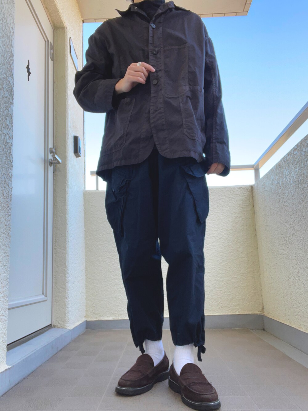 「冬、正月、大晦日、ミリタリー、シャツスタイル、おしゃれさんと繋がりたい、ワイドパンツ、ローファー、ローファー×靴下、マイベストコーデ2021、2022ss、ビッグシルエット、シンプル、きれいめカジュアル、レイヤードスタイル」|「niko and...のチャンキーソールローファー(ローファー、ブラウン系)」を使った、ゆづき さん(メンズ・172cm)の冬コーディネートの2枚目の写真