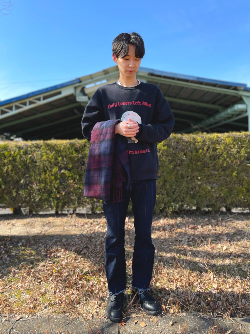 「チョコ色に染まれ、あったかコーデ、カラーパレット、スウェット、デニム、ビッグシルエット、プチプラ、ワコマリア、MONKEY TIME、革靴、革靴×靴下、ニコアンド、ユナイテッドアローズ、ワントーンコーデ、ブラックコーデ」｜「MONKEY TIMEの＜monkey time＞ DENIM C/OFF TROSER/デニムパンツ（デニムパンツ、ブルー系）」を使った、ゆづき　さん（メンズ・172cm）の冬コーディネートの3枚目の写真