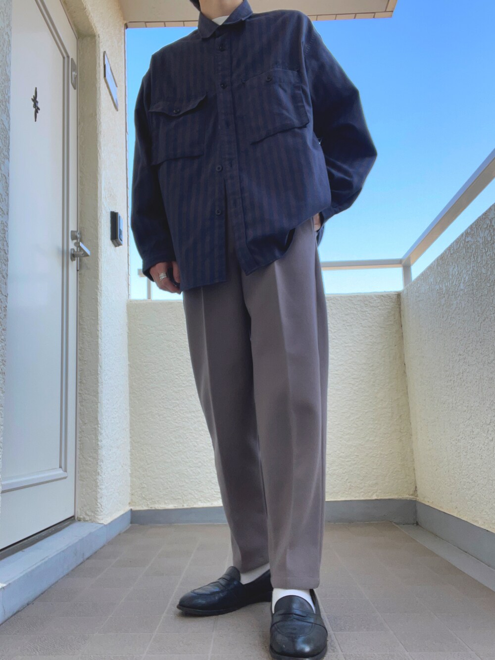 「お洒落さんとつながりたい、冬コーデ、休日コーデ、秋冬コーデ、冬、シャツスタイル、ストライプ、センタープレス、スラックス、グレー、ネイビー、ローファー、ローファー×靴下、いいね、save、フォローお願いします🤑、プチプラ」|「ALDENのアイテム(ローファー、ブラック系)」を使った、ゆづき さん(メンズ・172cm)の冬コーディネートの2枚目の写真