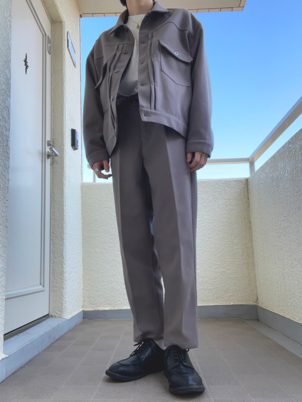 「休日スタイル、おしゃれさんと繋がりたい、今日のコーデ、ワイドパンツ、セットアップ、ootd、キレイめ、革靴、レイヤードスタイル、モード、モノトーン、カジュアル、冬コーデ、ロンT、スラックス」｜「niko and...のフェイクレザーUチップシューズ（その他シューズ、ブラック系）」を使った、ゆづき　さん（メンズ・172cm）の冬コーディネートの2枚目の写真