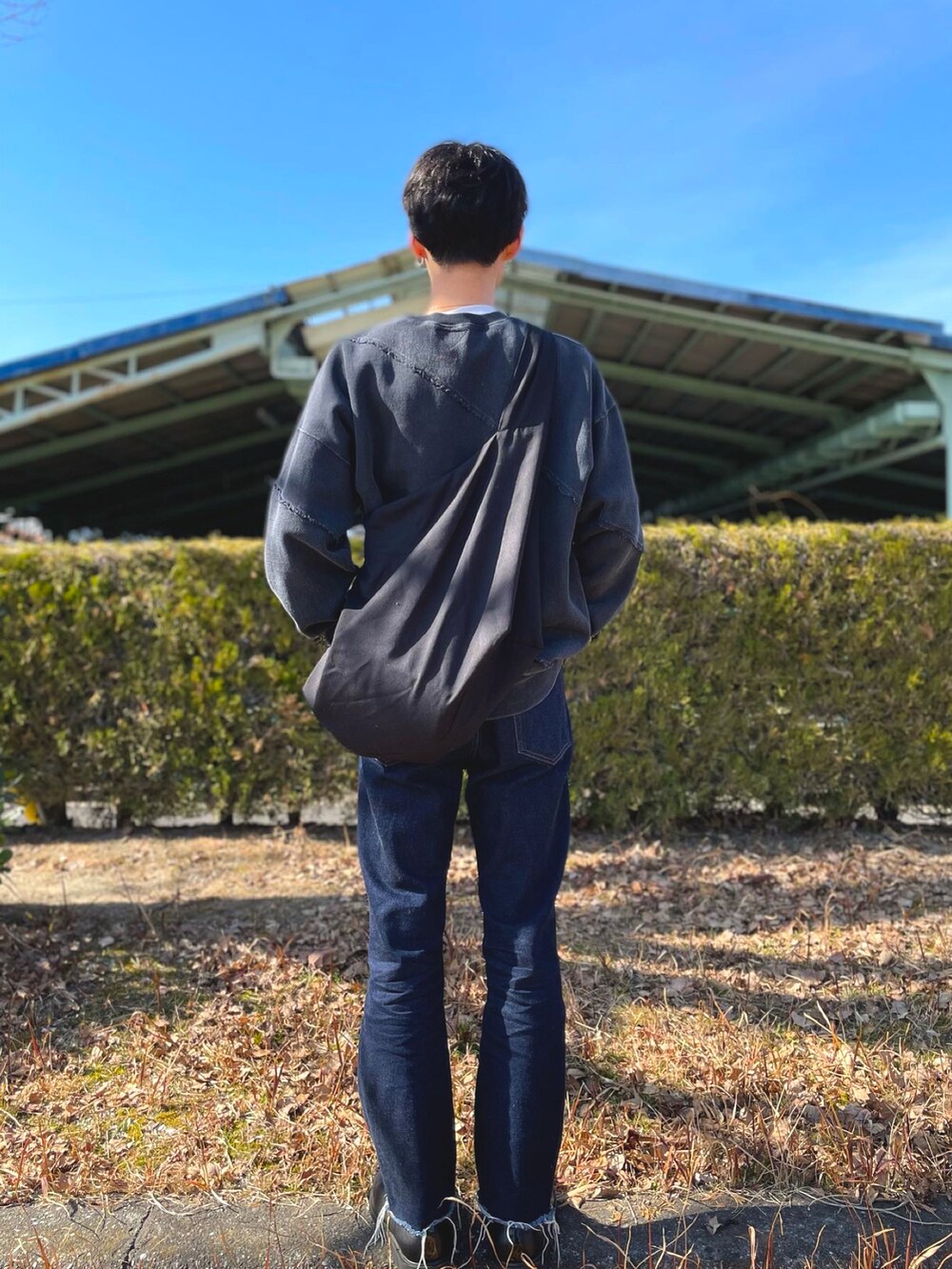 「休日スタイル、シンプルコーデ、プチプラ、ダメージデニムパンツ、ドッキング、ブーツ、春アウター、オーバーサイズ、ショルダーバッグ、革靴、いいね、save、フォローお願いします🤑、ニコアンド、スラックス、ビックシルエット、レイヤードスタイル」｜「MONKEY TIMEの＜monkey time＞ DENIM C/OFF TROSER/デニムパンツ（デニムパンツ、ブルー系）」を使った、ゆづき　さん（メンズ・172cm）の冬コーディネートの4枚目の写真
