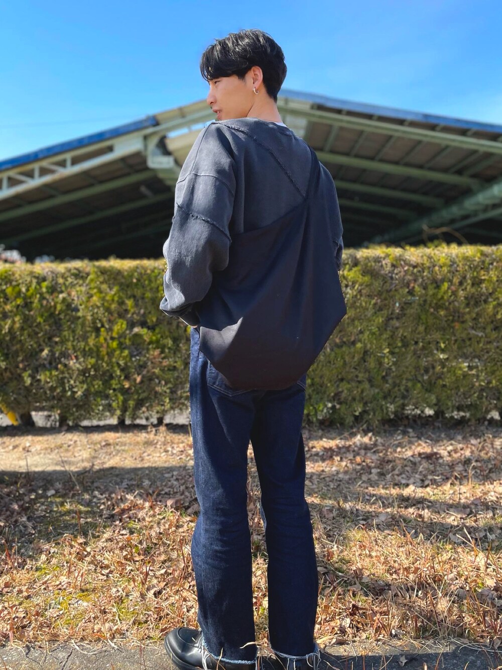 「休日スタイル、シンプルコーデ、プチプラ、ダメージデニムパンツ、ドッキング、ブーツ、春アウター、オーバーサイズ、ショルダーバッグ、革靴、いいね、save、フォローお願いします🤑、ニコアンド、スラックス、ビックシルエット、レイヤードスタイル」｜「MONKEY TIMEの＜monkey time＞ DENIM C/OFF TROSER/デニムパンツ（デニムパンツ、ブルー系）」を使った、ゆづき　さん（メンズ・172cm）の冬コーディネートの3枚目の写真