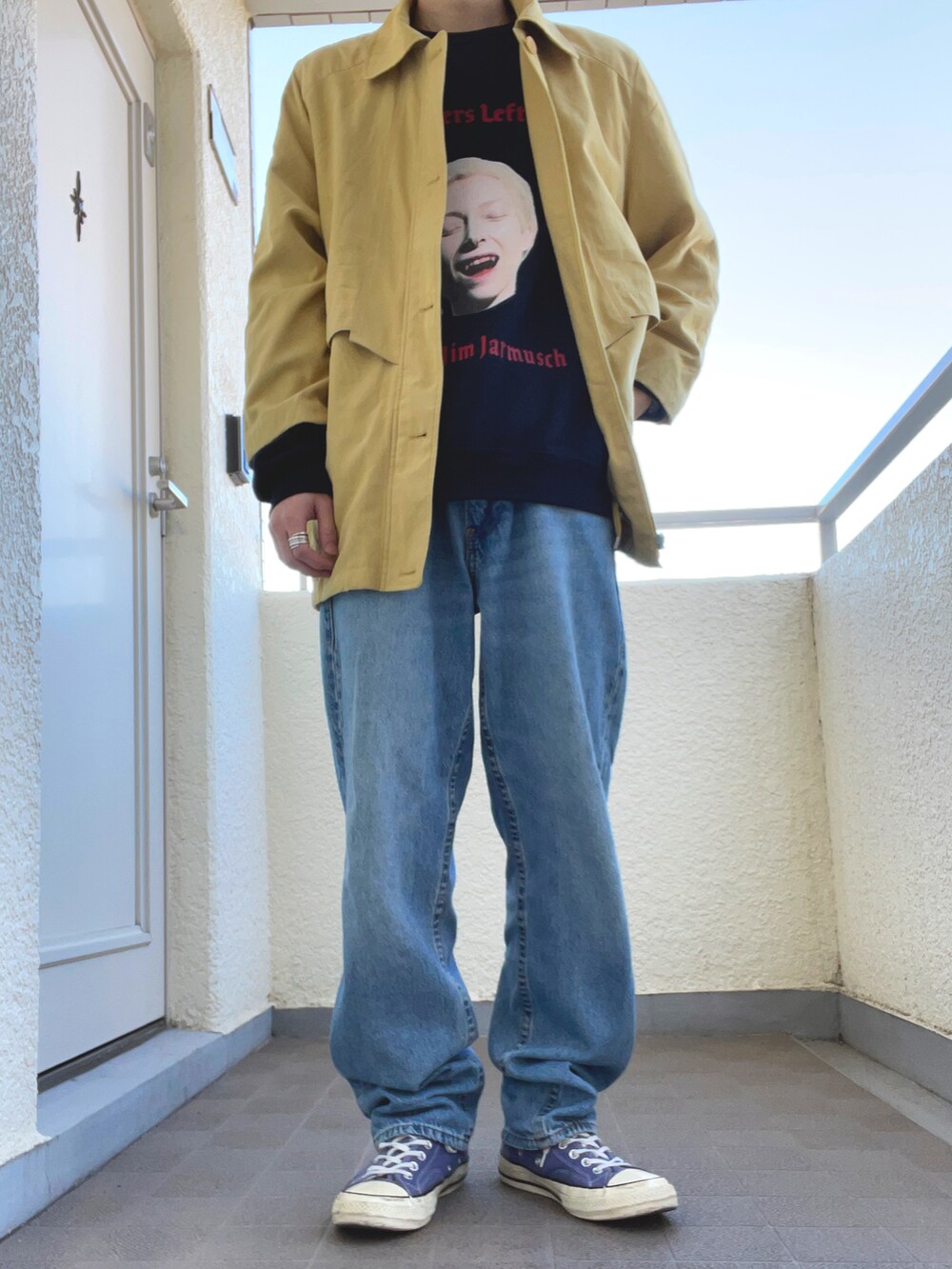 「未来のWEARISTAプロジェクト、シンプル、きれいめカジュアル、アクセントカラー、イエロー、ブルー、黒、スニーカー、ストリート、カラフル、ワイドパンツ、レイヤードスタイル、プチプラコーデ、オトナカジュアル、古着MIX」｜「CONVERSEのアイテム（スニーカー、ブルー系）」を使った、ゆづき　さん（メンズ・172cm）の冬コーディネートの2枚目の写真