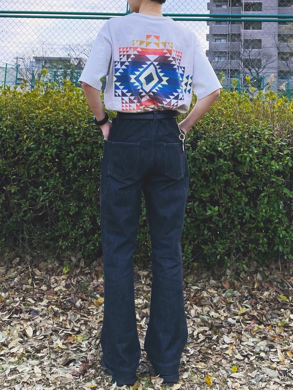 「ペンドルトン、kaiko、デニム、フレアパンツ、フレアデニム、タックイン、白Tシャツ、夏コーデ、春コーデ、プチプラ、シンプルコーデ、シンプル、モノトーン、きれいめカジュアル、スニーカーコーデ」｜「niko and...のフェイクレザーUチップシューズ（その他シューズ、ブラック系）」を使った、ゆづき　さん（メンズ・172cm）の春コーディネートの2枚目の写真