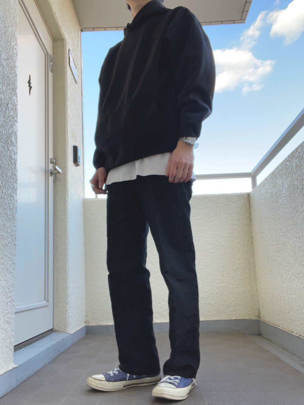 「スニーカー、シンプル、ブラック、パーカー、ストリート、モノトーン、レイヤードスタイル、大学生、スニーカーコーデ、プチプラ、古着MIX、冬、ニコアンド、秋冬コーデ、未来のWEARISTAプロジェクト」｜「HAREのボタニカルテーパードパンツ(HARE)（その他パンツ、ブラック系）」を使った、ゆづき　さん（メンズ・172cm）の冬コーディネートの2枚目の写真