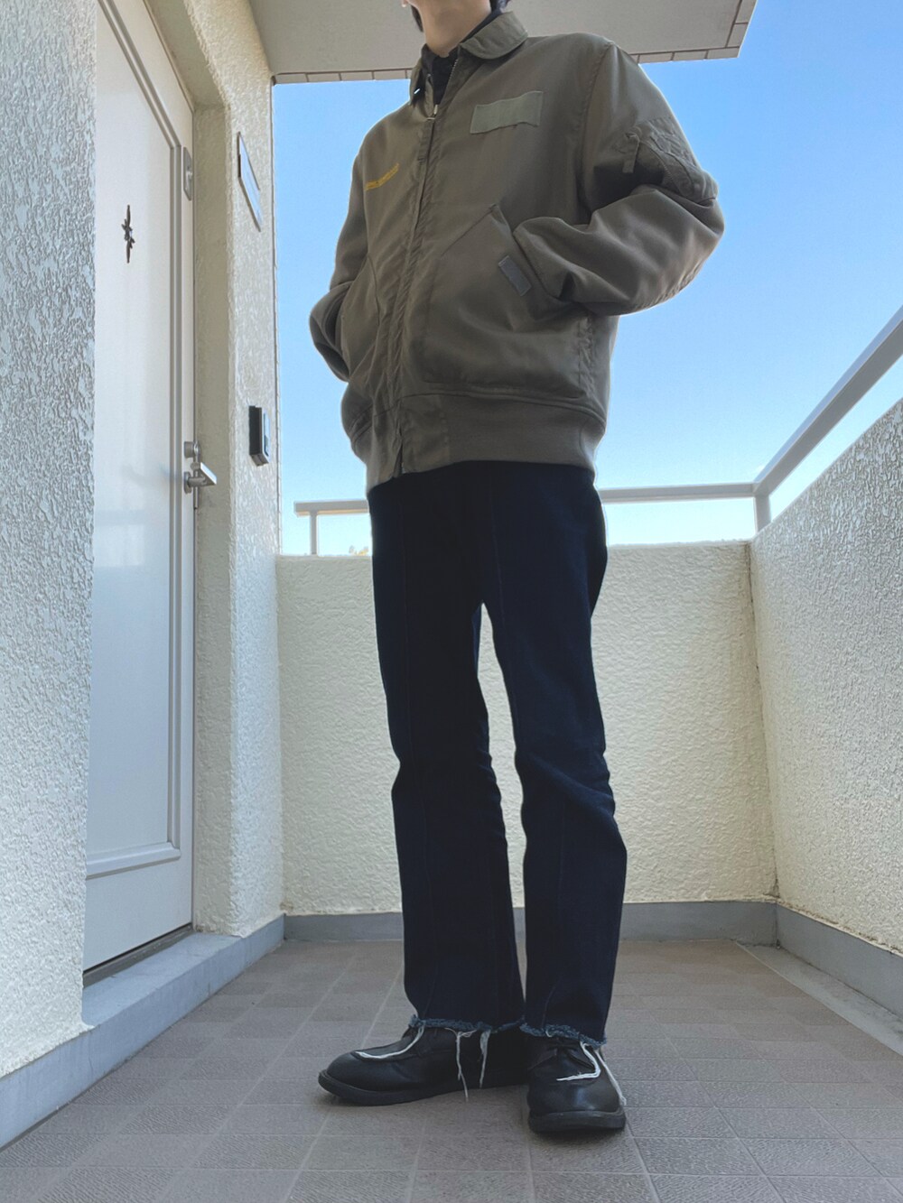「秋冬コーデ、MA1、カットオフデニム、デニム、ユナイテッドアローズ、古着、アメカジ、ミリタリー、革靴、カジュアルコーデ、きれいめカジュアル、タイト、綺麗めカジュアル、ストレートデニム、MA-1」｜「niko and...のフェイクレザーUチップシューズ（その他シューズ、ブラック系）」を使った、ゆづき　さん（メンズ・172cm）の冬コーディネートの2枚目の写真
