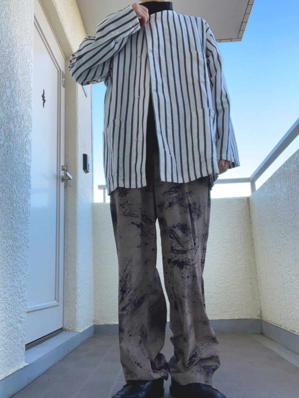 「柄パンツ、柄シャツ、モノトーン、オーバーサイズ、プチプラ、ストライプシャツ、柄×柄、ラフ、ベージュコーデ、ニコアンド、今日のコーデ、オトナカジュアル、秋冬コーデ、スリーピングシャツ、未来のWEARISTAプロジェクト」｜「niko and...のフェイクレザーUチップシューズ（その他シューズ、ブラック系）」を使った、ゆづき　さん（メンズ・172cm）の冬コーディネートの2枚目の写真