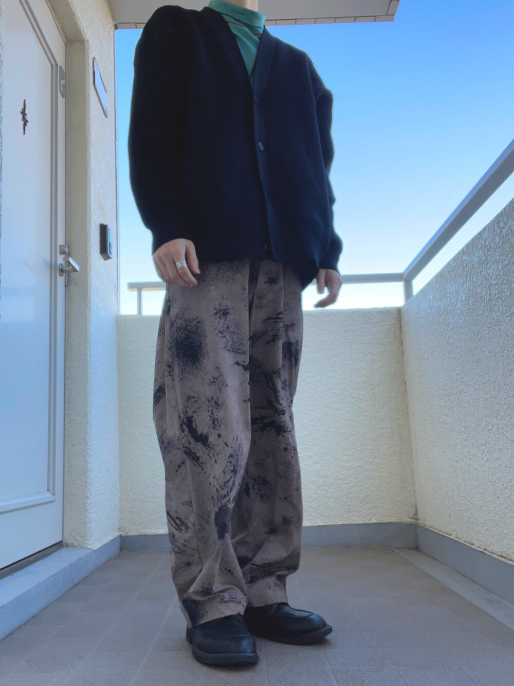 「カーディガン、トレンド、柄パンツ、スラックス、タートルネック、大学生、ワイドパンツ、革靴、プチプラ、古着MIX、ootd、ニコアンド、カジュアルコーデ、ブラウンコーデ、未来のWEARISTAプロジェクト」｜「niko and...のフェイクレザーUチップシューズ（その他シューズ、ブラック系）」を使った、ゆづき　さん（メンズ・172cm）の冬コーディネートの2枚目の写真