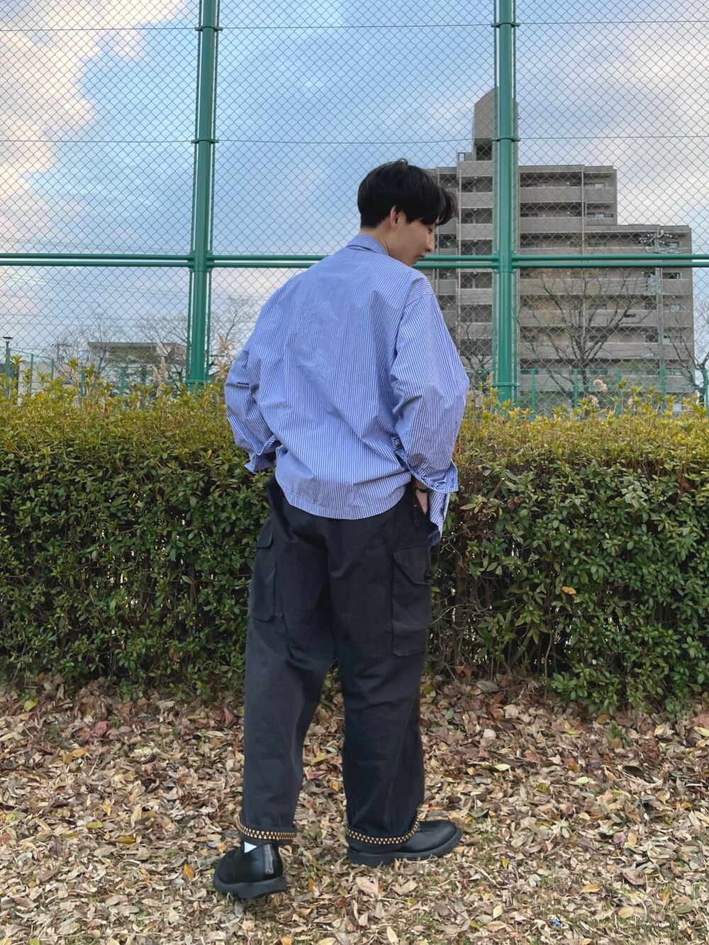 「春コーデ、ストライプ、大人カジュアル、ビッグシルエット、淡色コーデ、シャツスタイル、アウトドアスタイル、ニコアンド、ミリタリー、プチプラコーデ、ワイドパンツ、革靴、きれいめカジュアル、ブルー、差し色」｜「niko and...のフェイクレザーUチップシューズ（その他シューズ、ブラック系）」を使った、ゆづき　さん（メンズ・172cm）の春コーディネートの3枚目の写真