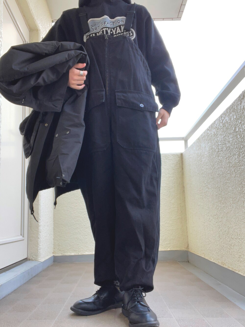 「冬コーデ、休日スタイル、ゆるコーデ、年末WEAR感謝祭、おしゃれさんと繋がりたい、キレイめコーデ、プチプラコーデ、マイベストコーデ2021、革靴、黒、モッズコート、パーカー、オーバーサイズ、オーバーオール、オールブラック」｜「niko and...のフェイクレザーUチップシューズ（その他シューズ、ブラック系）」を使った、ゆづき　さん（メンズ・172cm）の冬コーディネートの2枚目の写真
